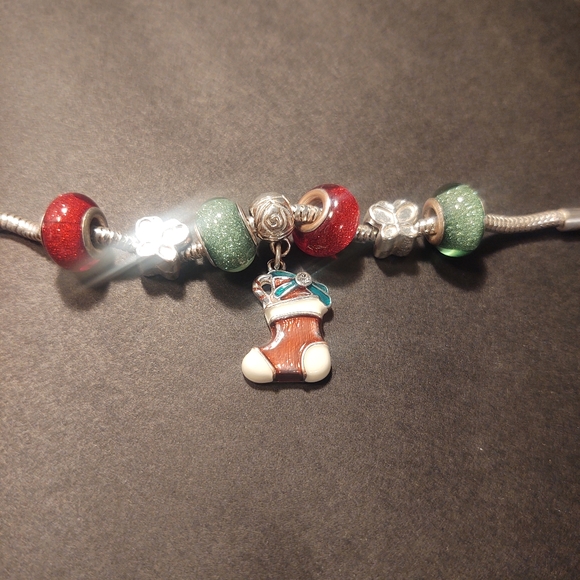 Red and green Christmas bracelet 6 1/2 inches - Picture 1 of 2